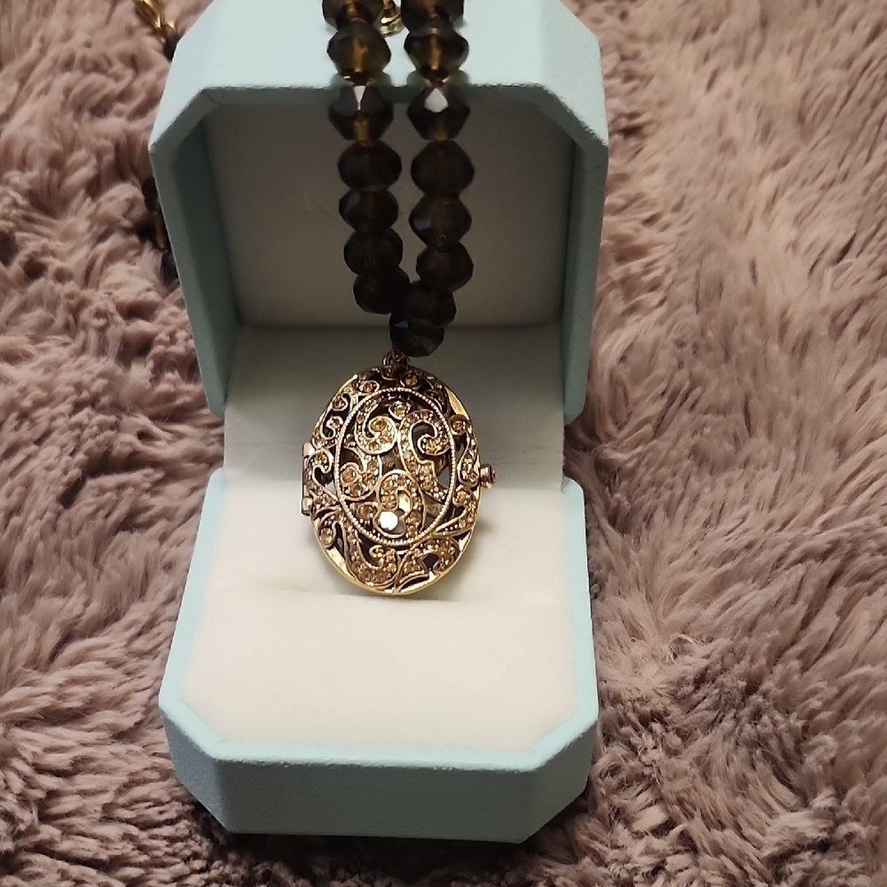 Elegant Gold Pendant Necklace